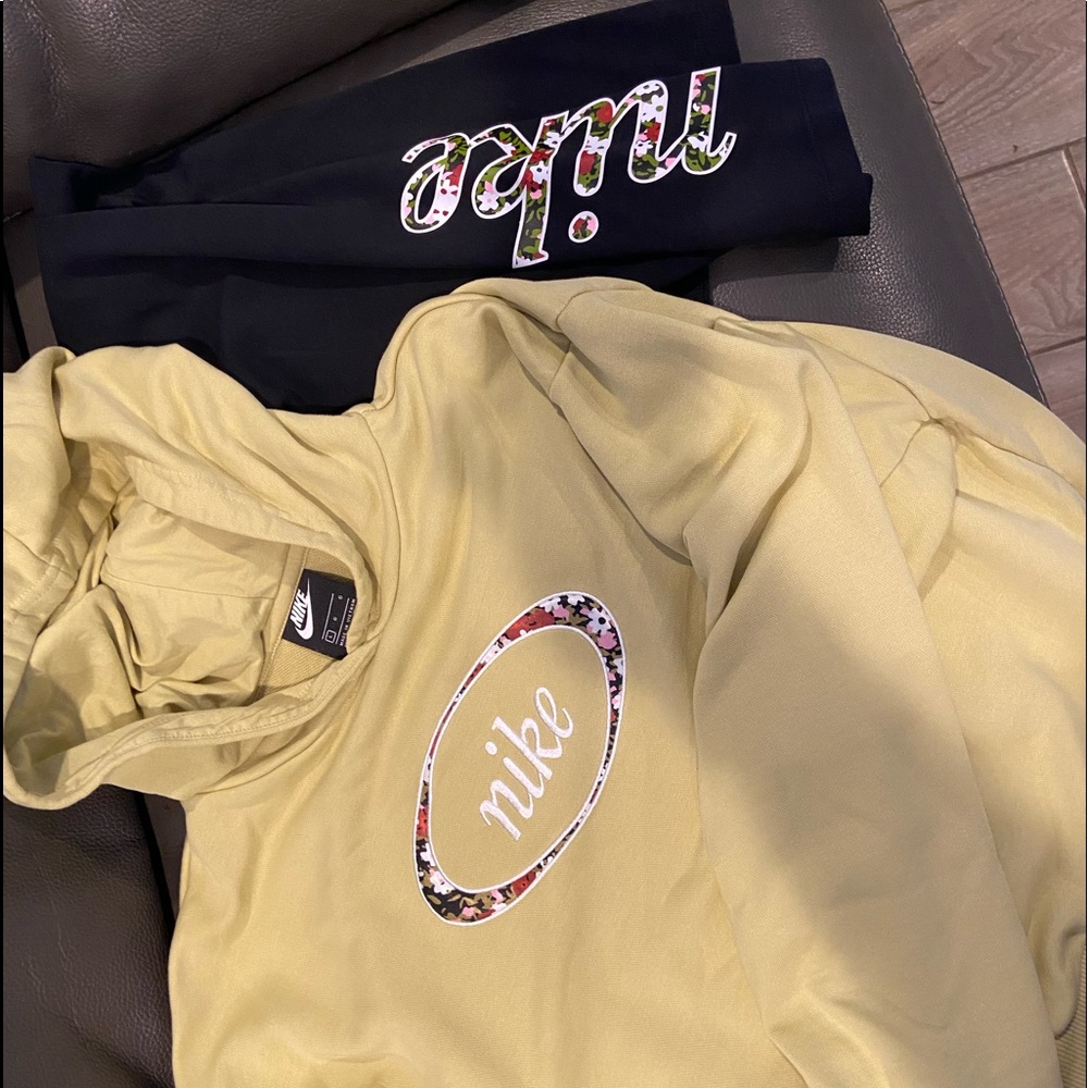 Nike Crop sweatshirt and leggings